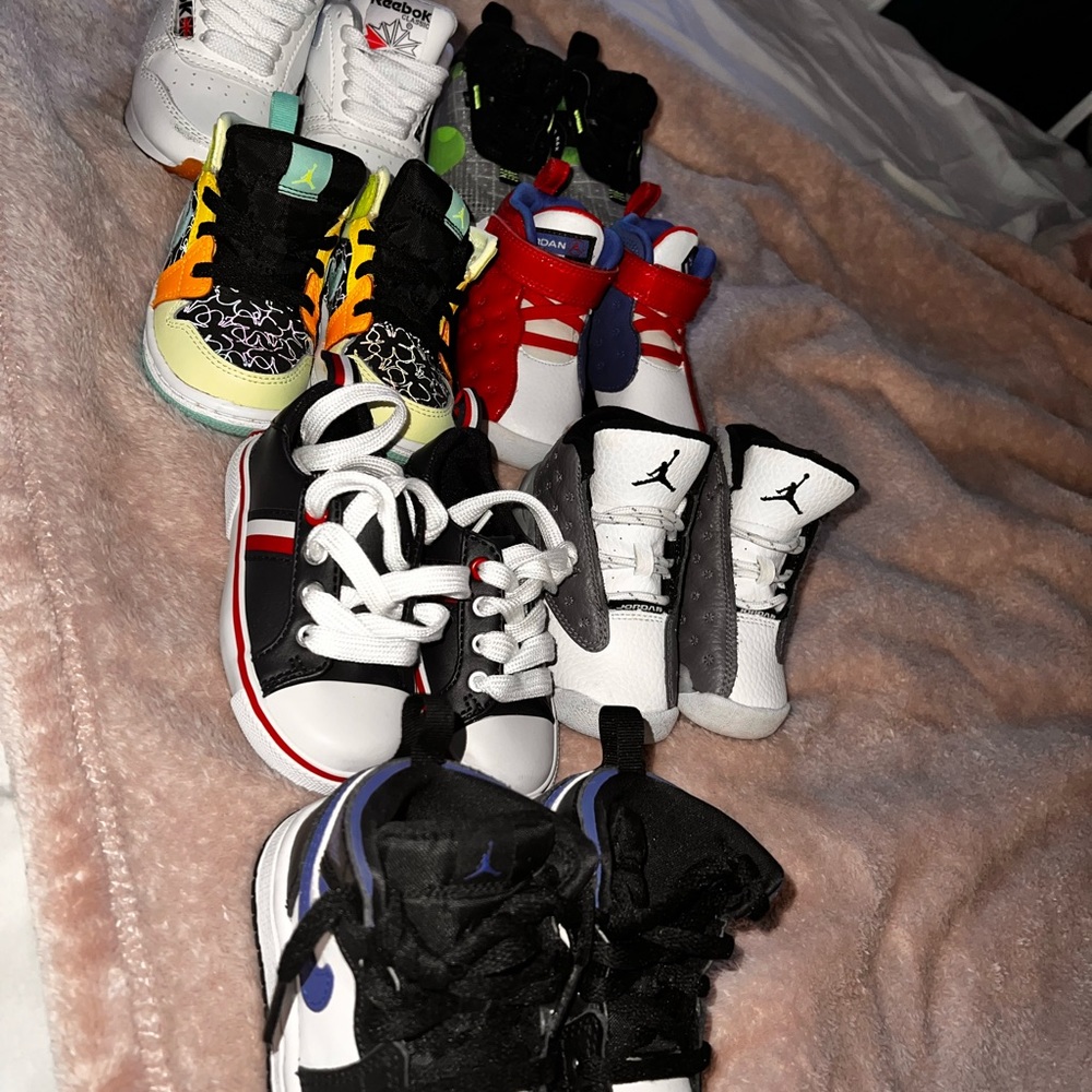 Diferent brand and size sneakers